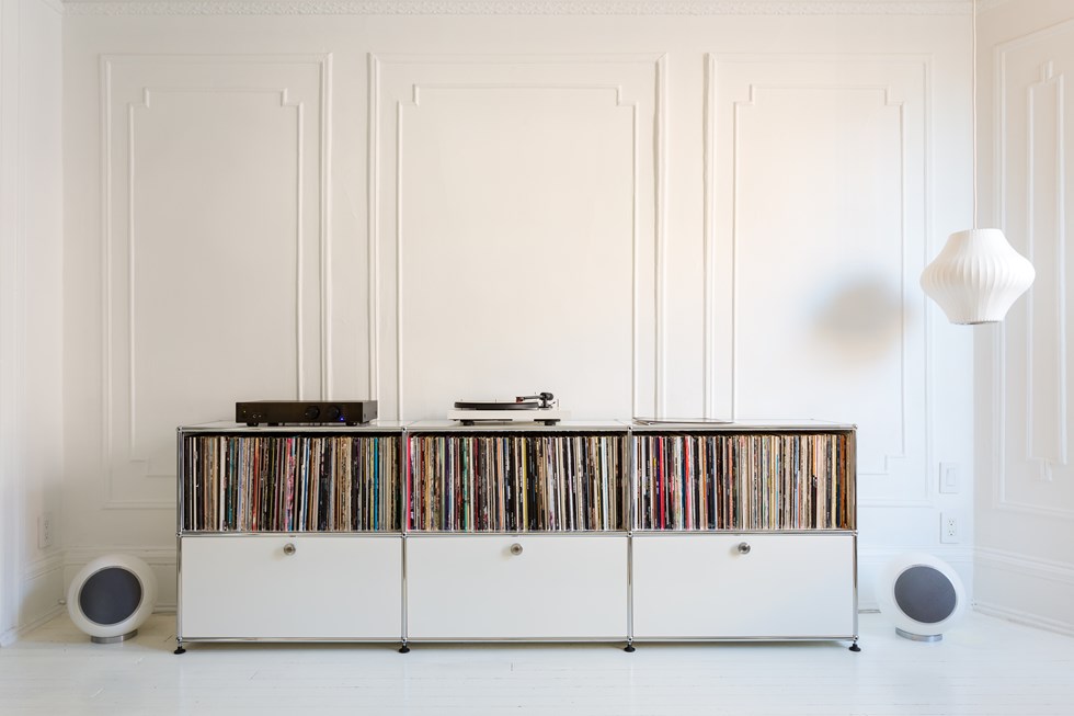 Mueble discos vinilo blanco USM Haller en una casa moderna