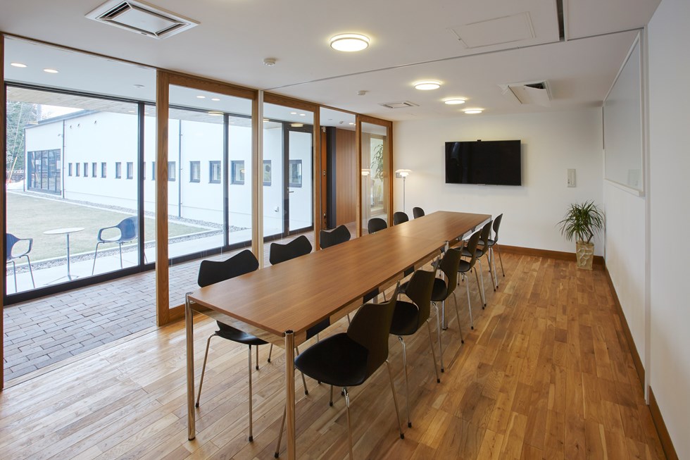 Sala conferenze in un uffici moderno minimalista con tavolo USM Haller in legno e metallo