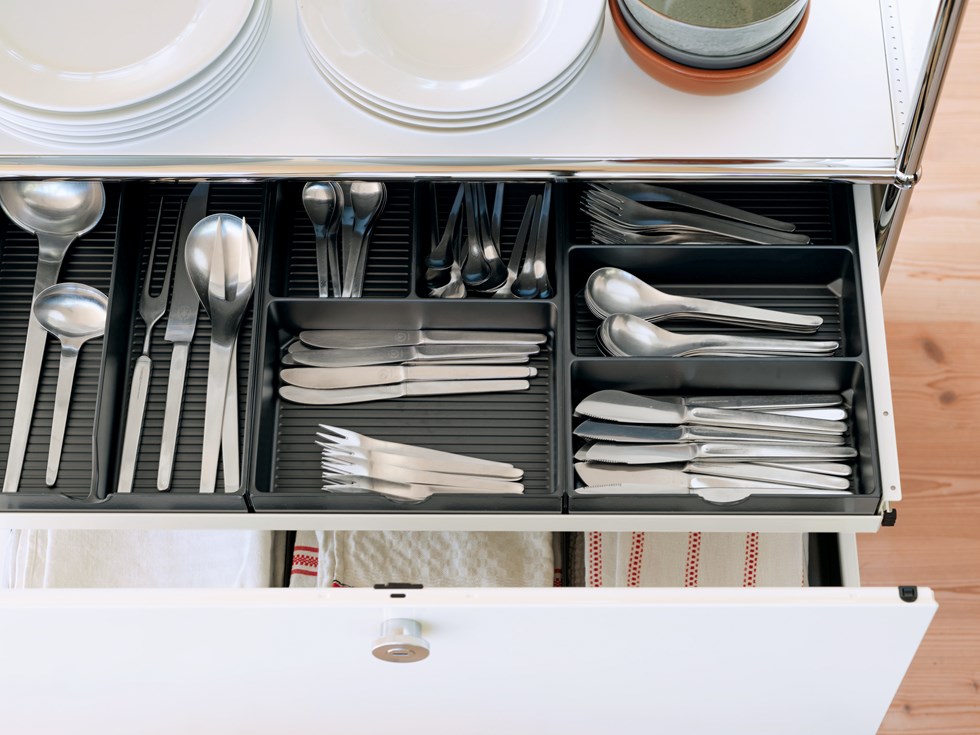 USM Haller Küchenregal weiß mit abschließbaren Schubladen