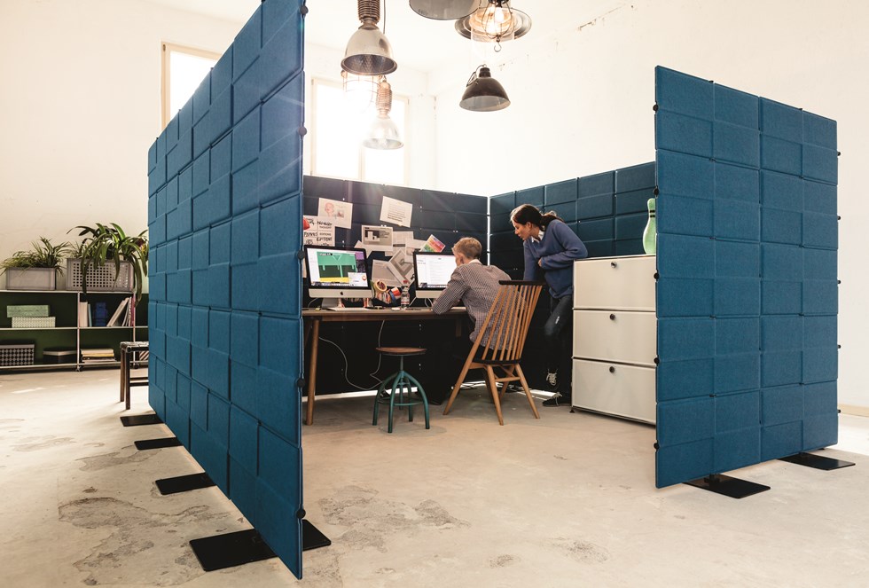 Privater Arbeitsplatz mit Geräuschlimitierung in einem modernen Arbeitsumfeld mit Raumtrennern Büro