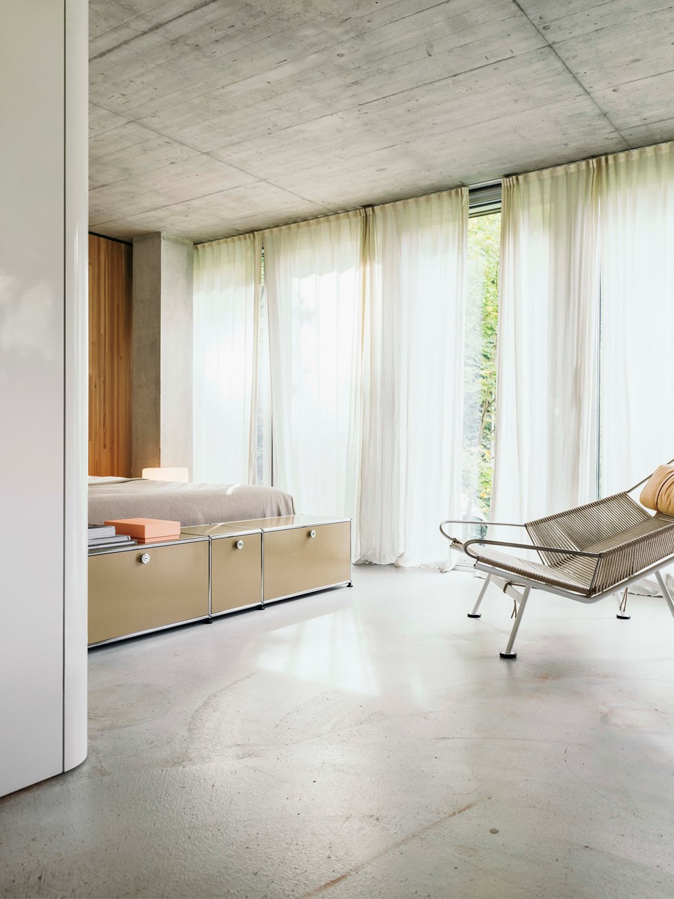 Mobili beige per la camera da letto su misura, in una casa in stile moderno nei toni del bianco