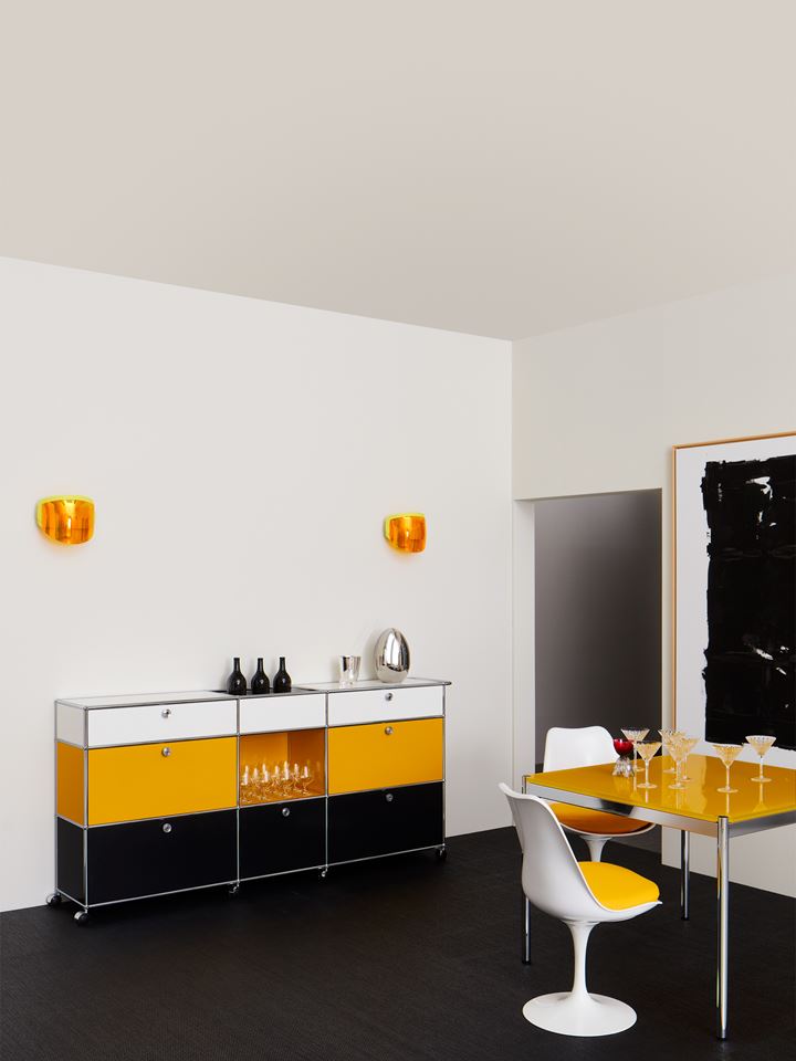 salle à manger moderne avec table jaune USM Haller et vitrine blanche