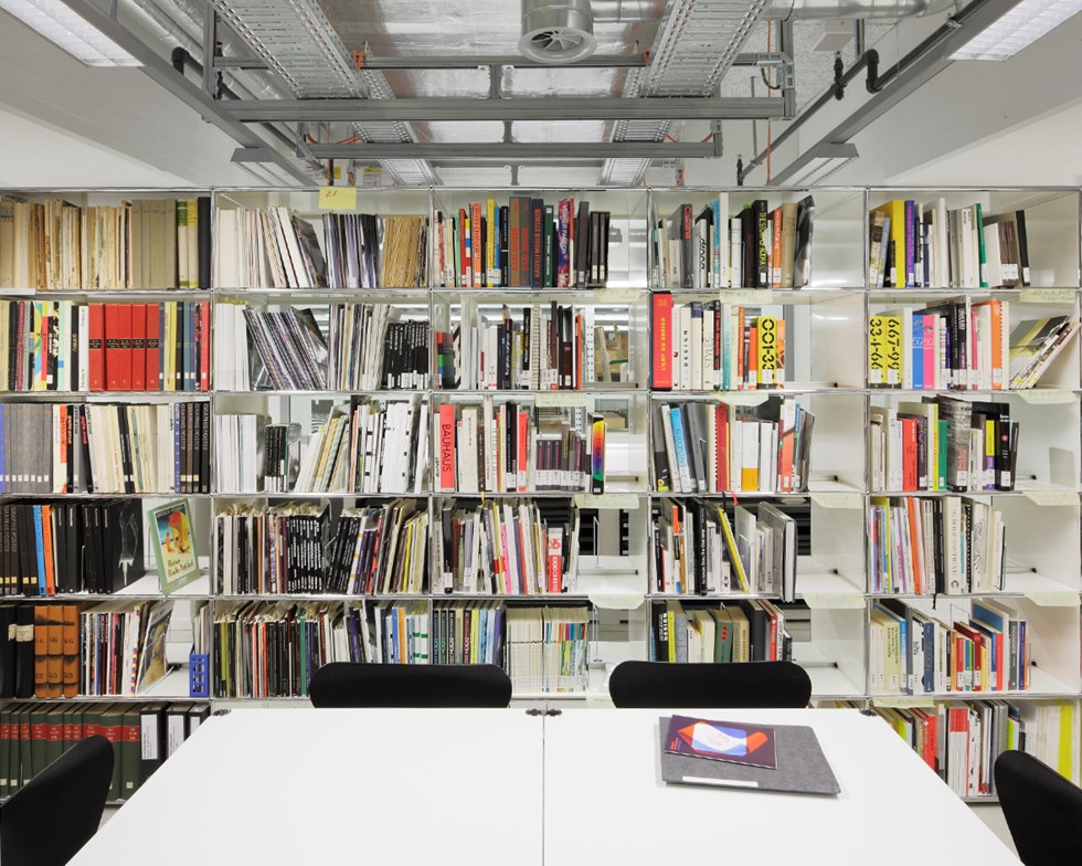 Moderno scaffale libreria realizzato con il sistema USM Haller