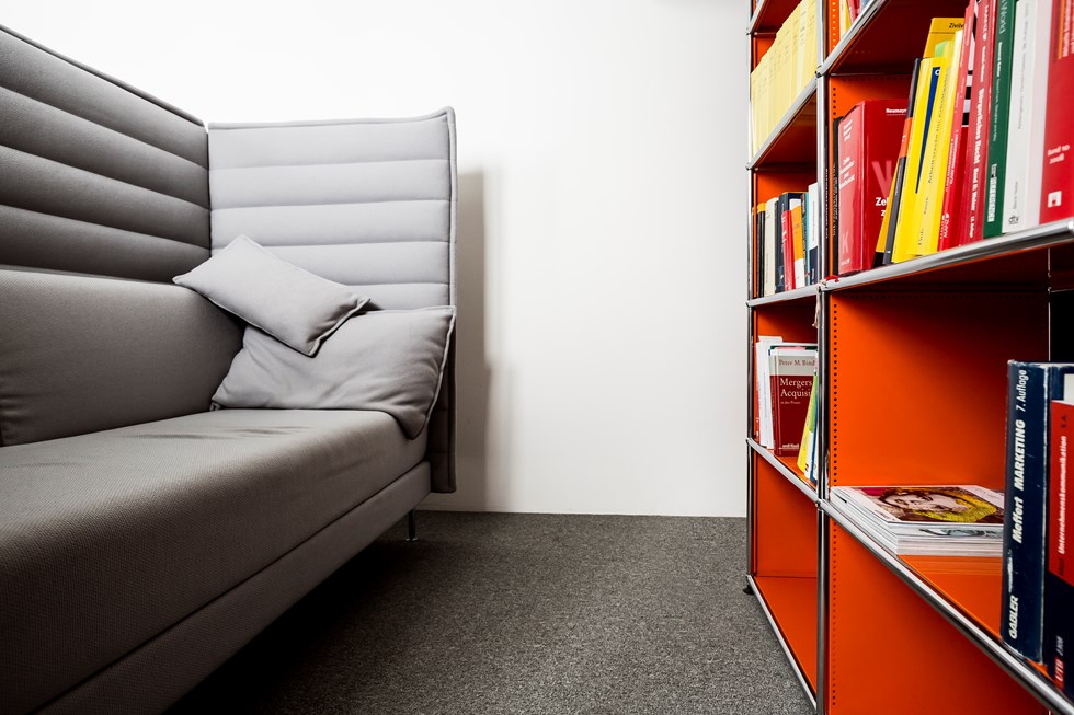 Orangefarbenes USM Haller Bücherregal für kleine bis mittlere Unternehmen