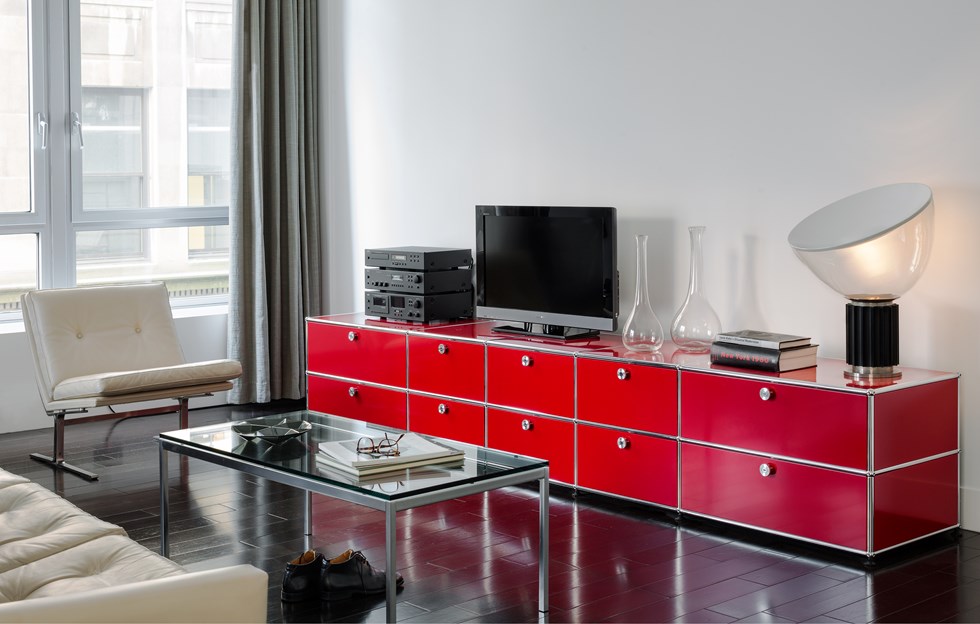 meuble de rangement USM en métal rouge avec des tiroirs dans un salon moderne