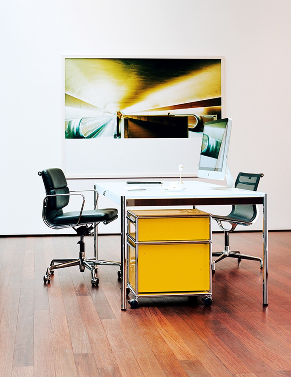 Chefbüro mit weißem USM Haller Tisch und gelbem Aufbewahrungskorpus