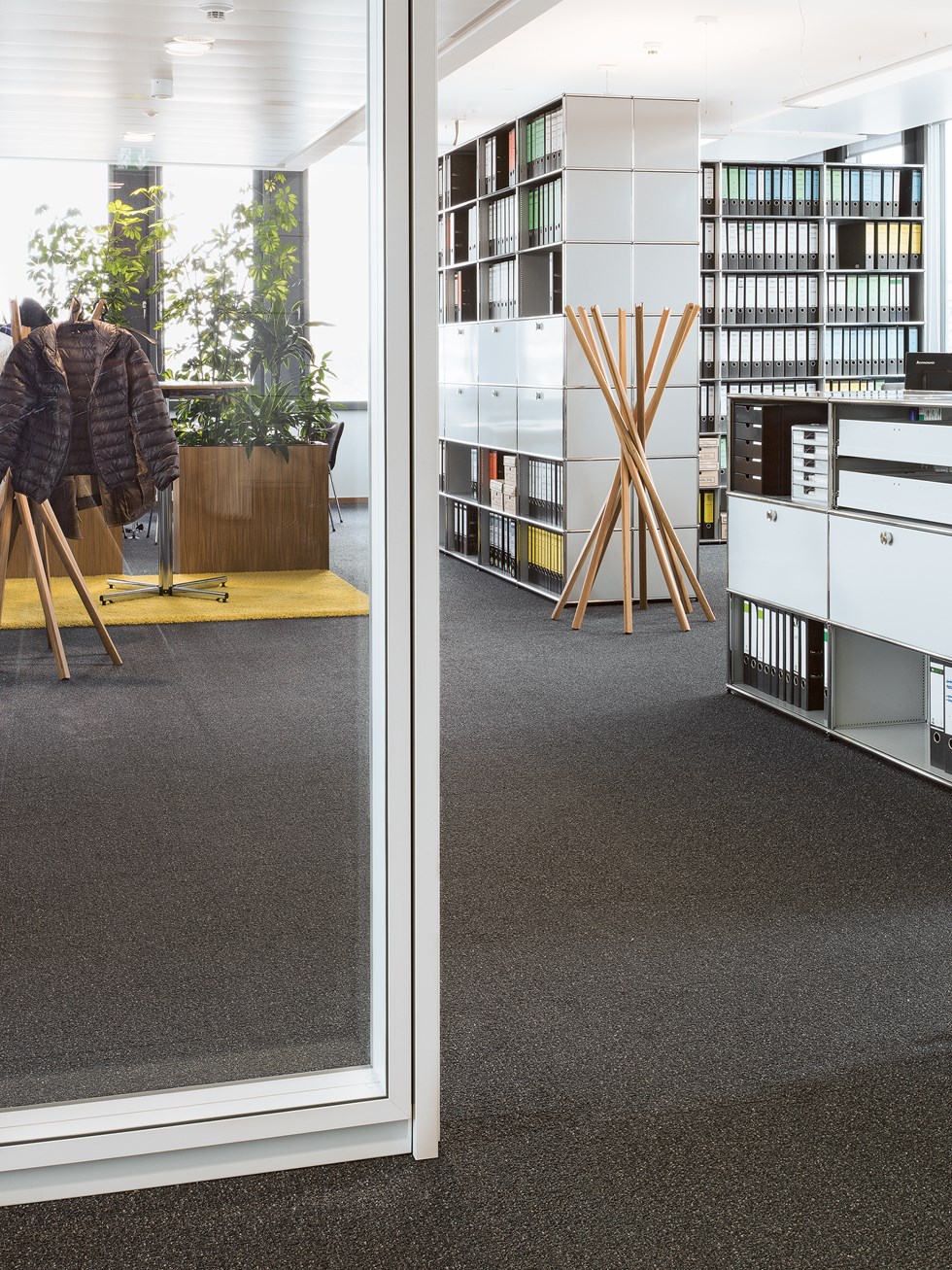 Archivi e scaffali USM Haller in bianco puro in un ufficio open space