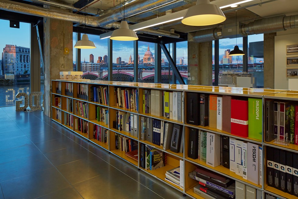 USM Haller Sideboard Metall gelb mit Bücherregalen in einem modernen Büro
