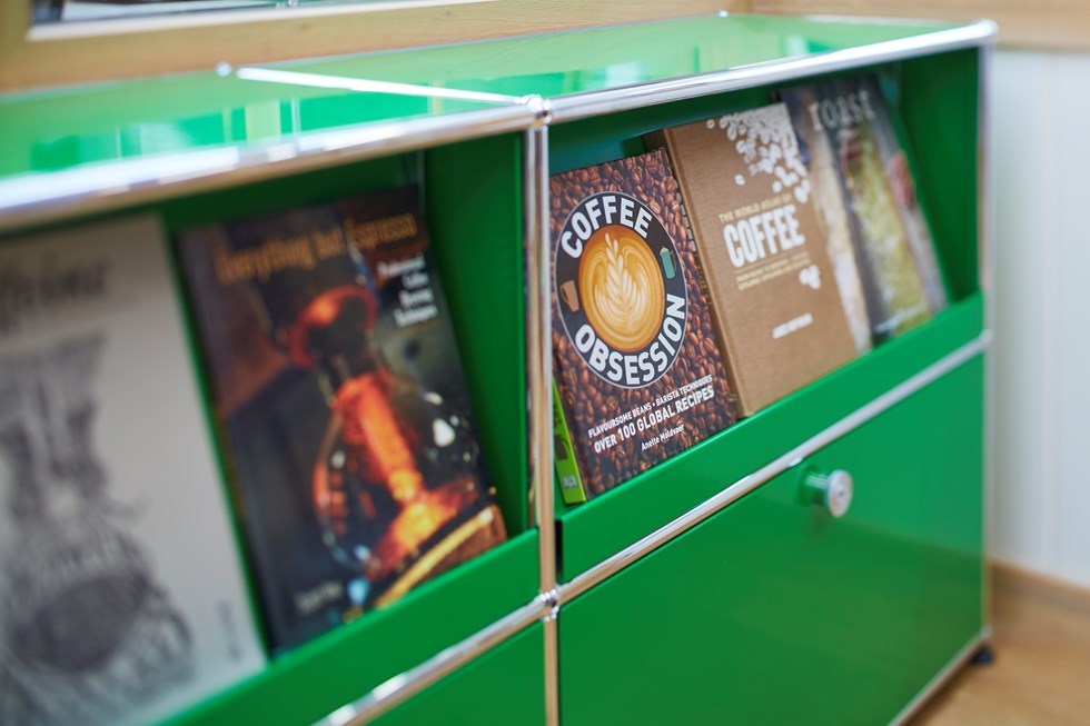 Mobiliario de oficina de alta calidad USM Haller en verde con expositor de revistas