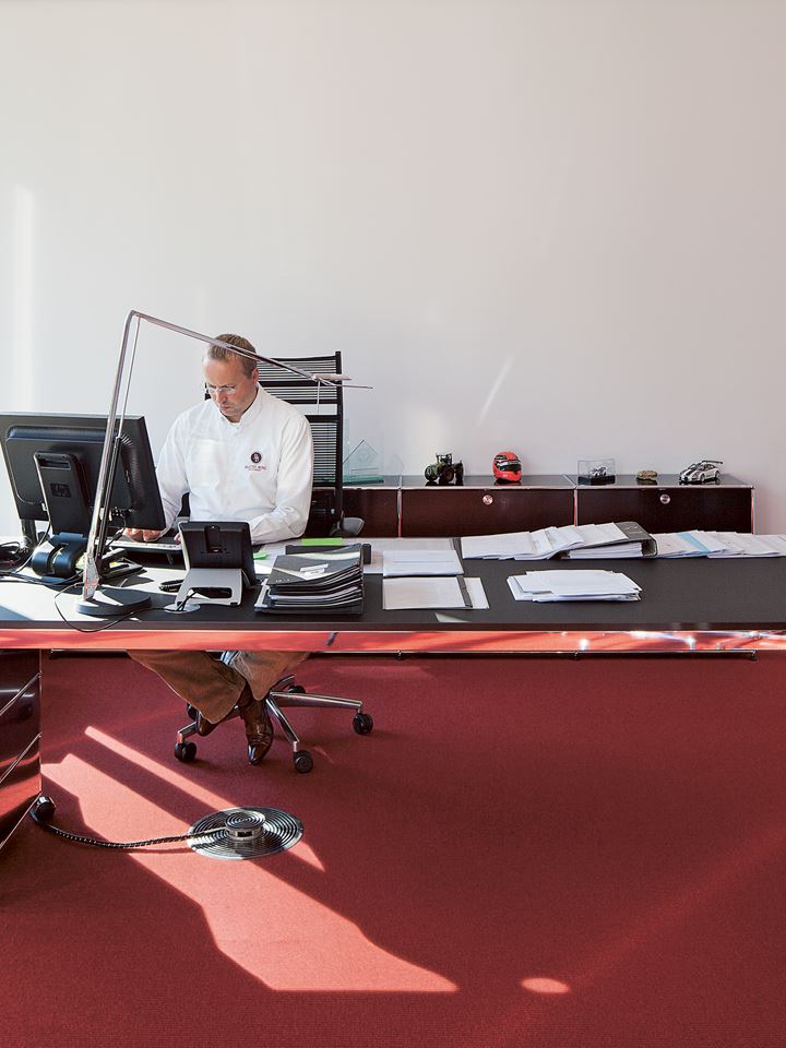 Schwarzer USM Haller Schreibtisch und Korpus in rotem und weißem Chefbüro