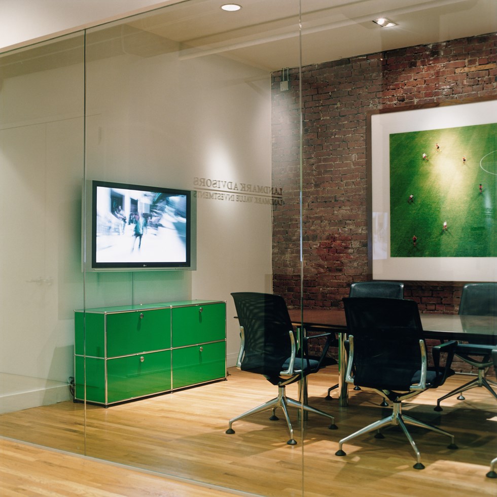 USM Haller Medieneinheit grün und chrom mit Schließfächern Aufbewahrung in einem Sitzungssaal