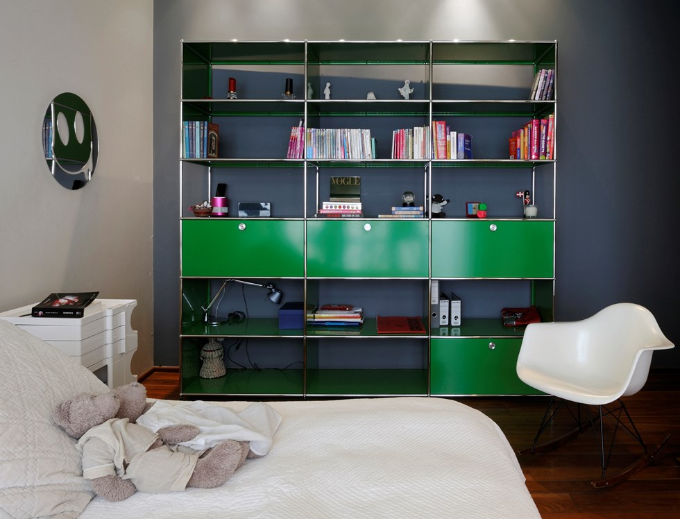 Grüne USM Haller Aufbewahrung Spielzeug und Bücher im Schlafzimmer eines Kindes