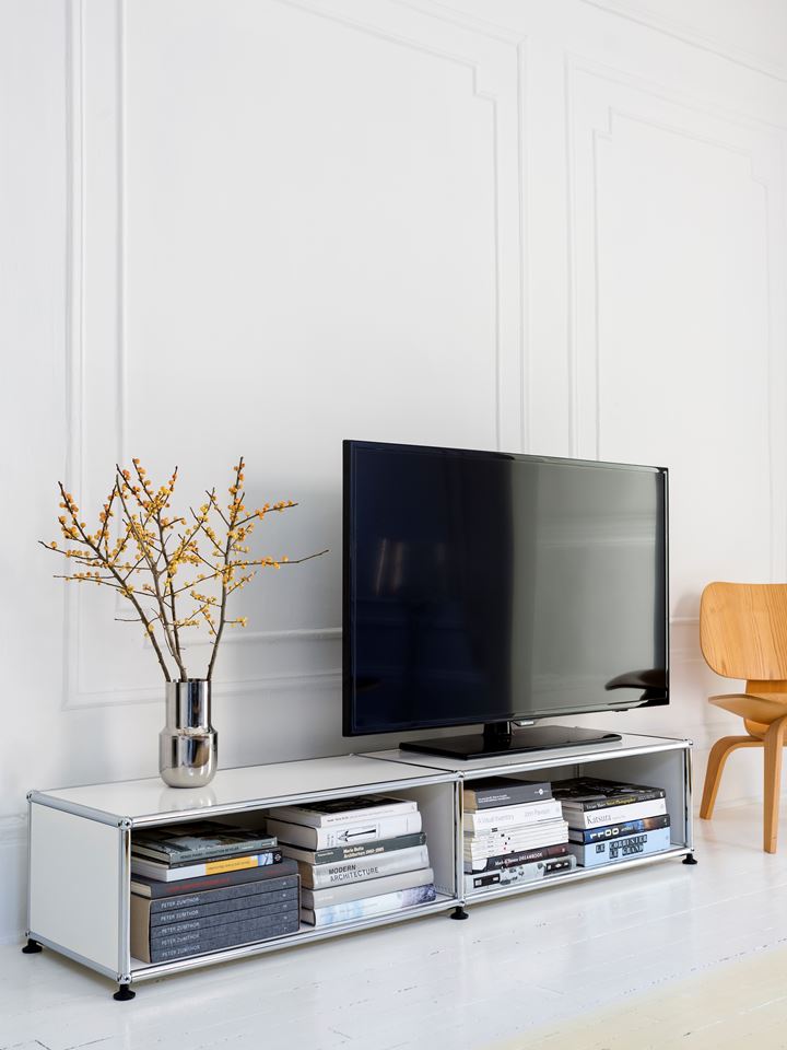 meuble multimédia USM Haller avec rangement dans une maison blanche contemporaine