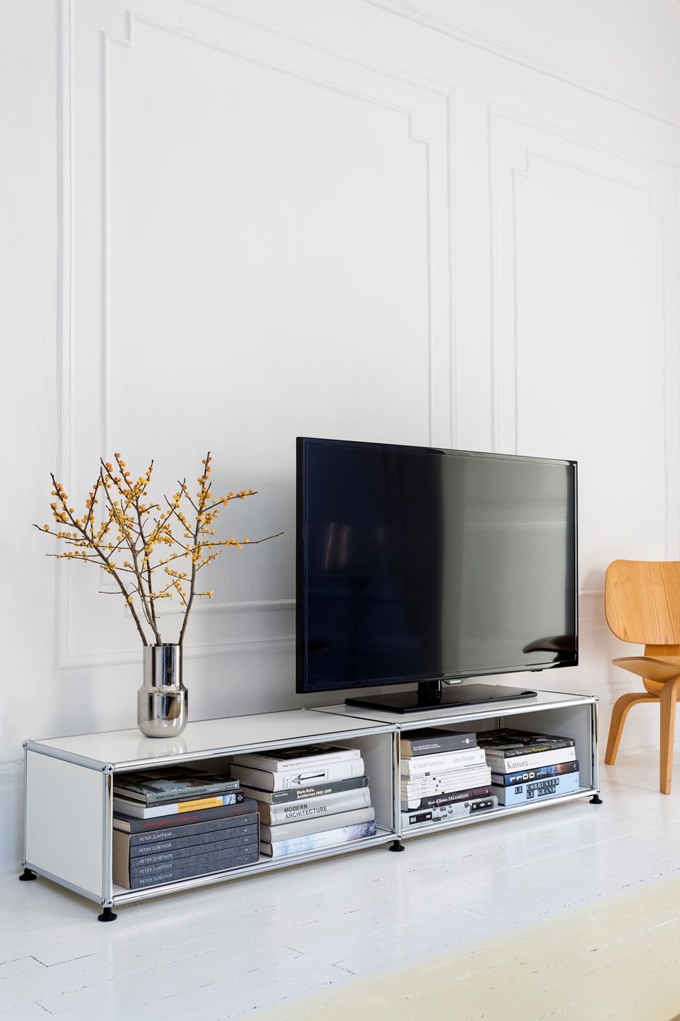 Mueble de TV con estantes USM Haller en un salón blanco