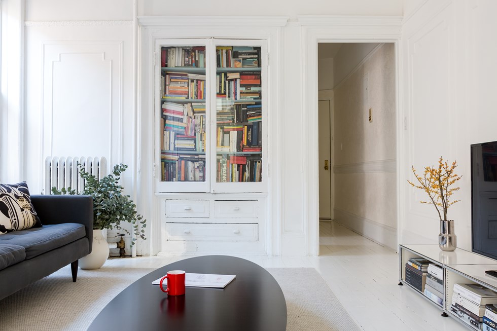 Arredamento di interni moderno in una casa d’epoca con mobili di colore bianco puro