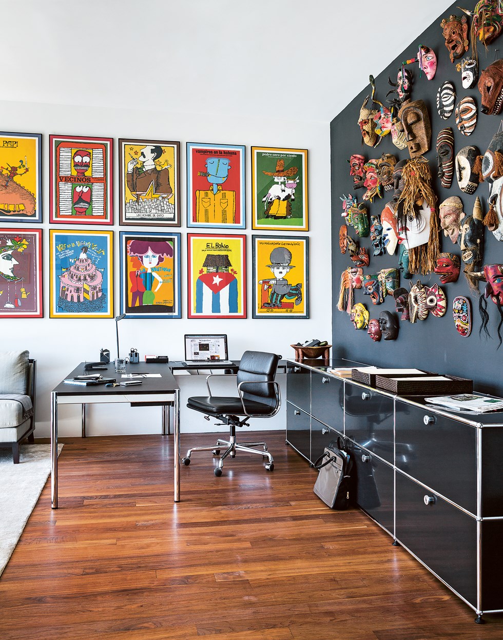 Oficina ejecutiva colorida con mobiliario y escritorio negro USM Haller