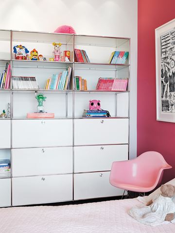 Étagères de rangement blanches USM Haller dans une chambre rose pour enfants