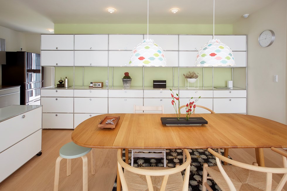 USM Haller white furniture in a modern kitchen with table and chairs