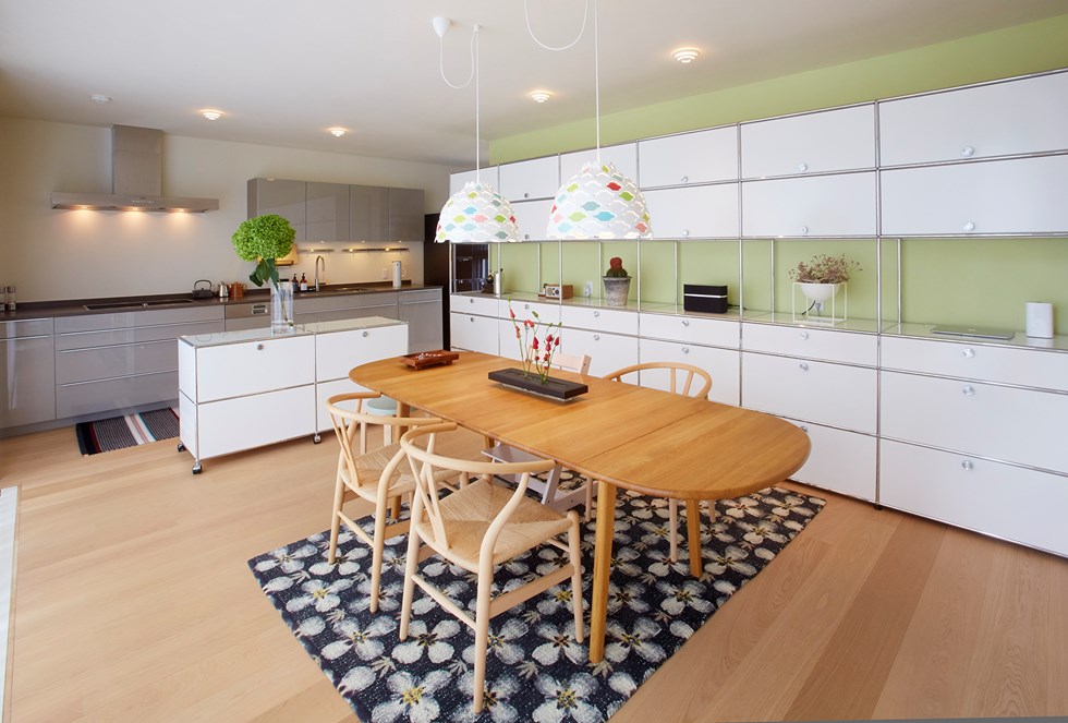 Suite complète de meubles de cuisine USM Haller dans une maison moderne