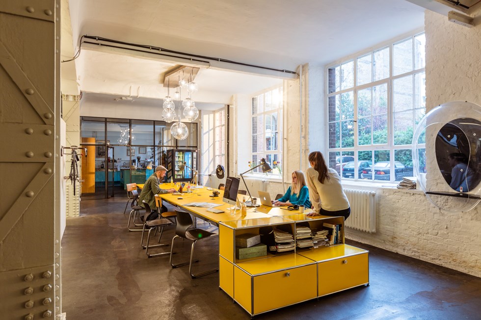 Innovatives Büro Design Layout mit gelbem gemeinsamem USM Haller Arbeitsplatz