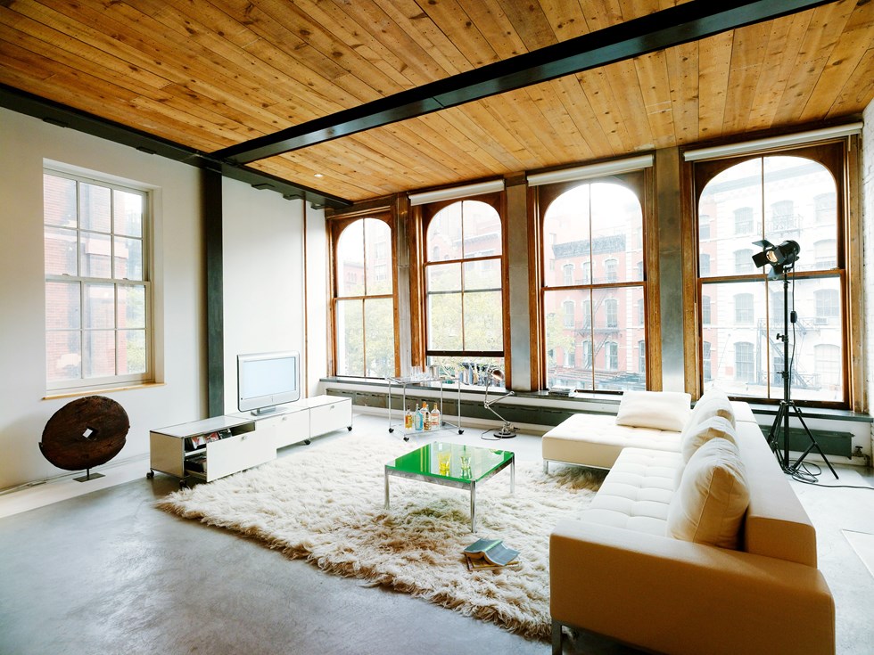 meuble de rangement USM Haller blanc avec table basse verte dans une maison moderne