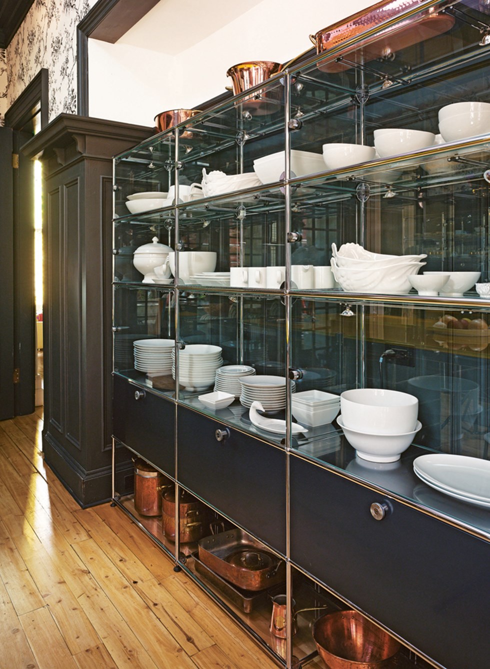 Designer-Küchen Vitrinen Schrank mit schwarzem und durchsichtigem Glasfinish