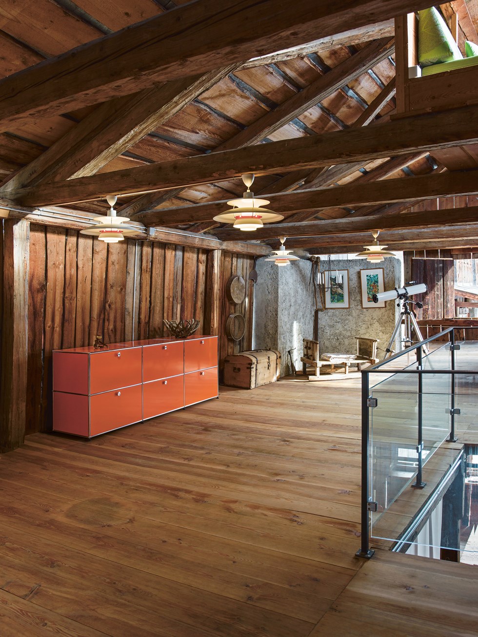 meuble de rangement USM Haller en orange vif dans un design d'intérieur classique