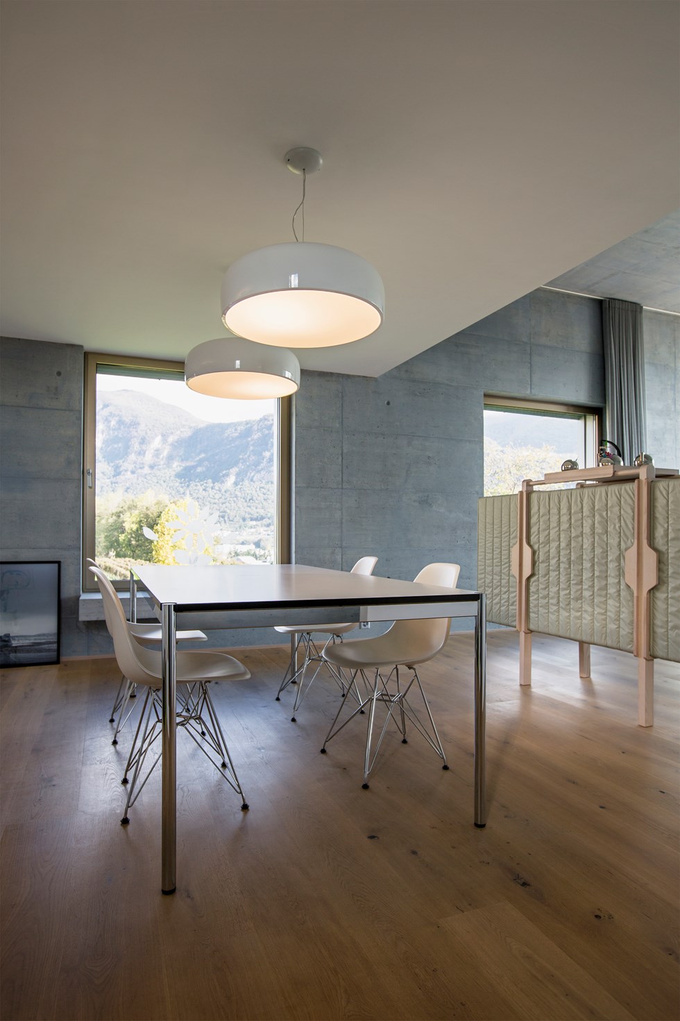 USM Haller Esstisch Metall blau in offen gestalteter Wohnzimmer Küche