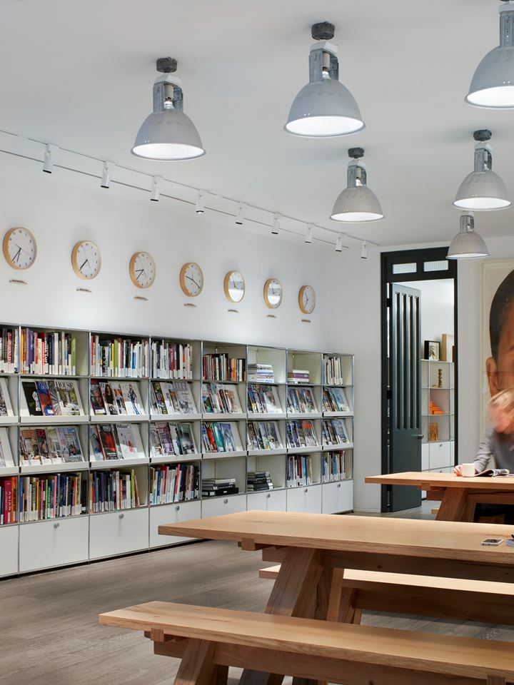 Pausenraum Essbereich in einem offen gestalteten Büro mit weißen USM Bücherregalen