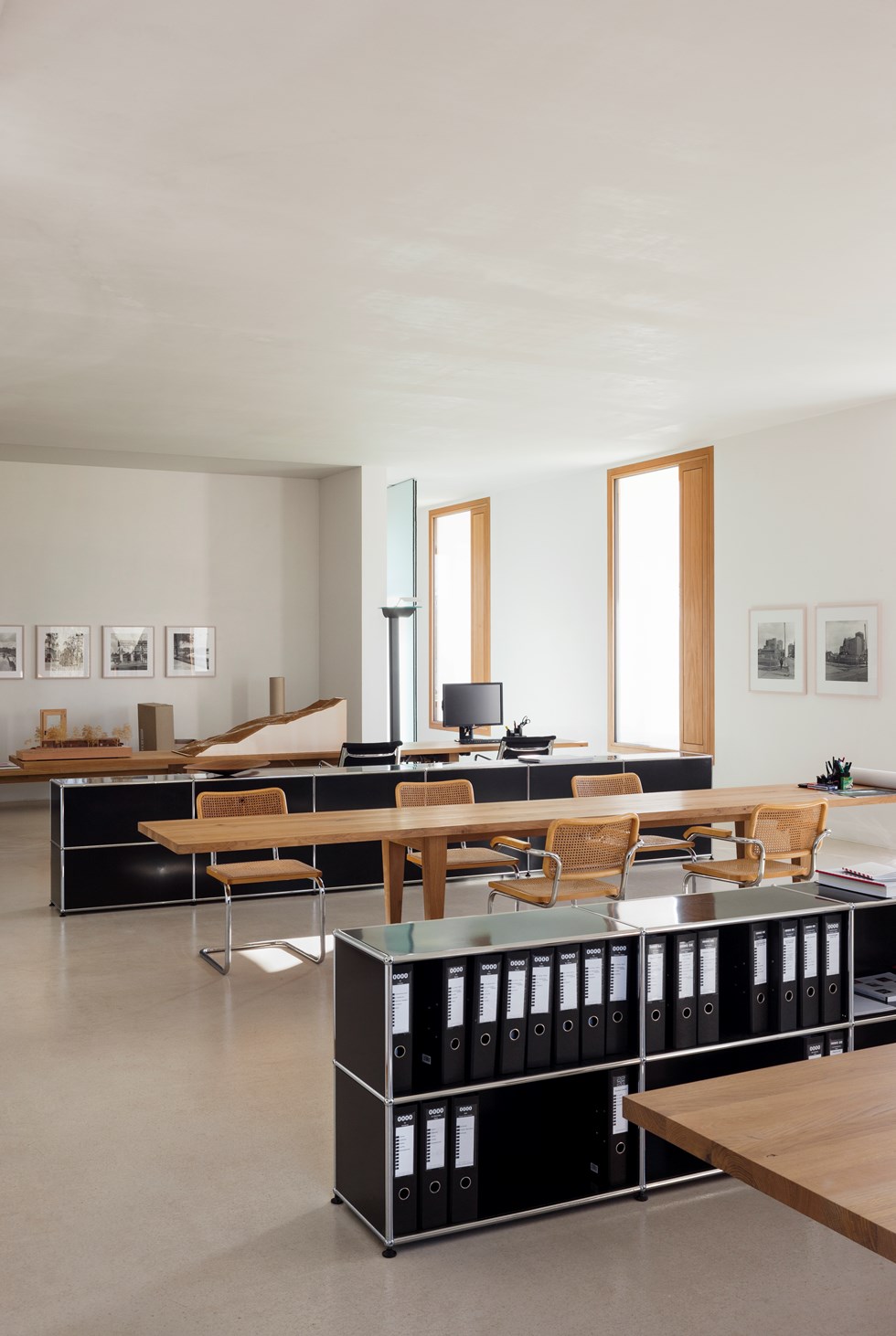 mobilier noir USM Haller dans un bureau moderne