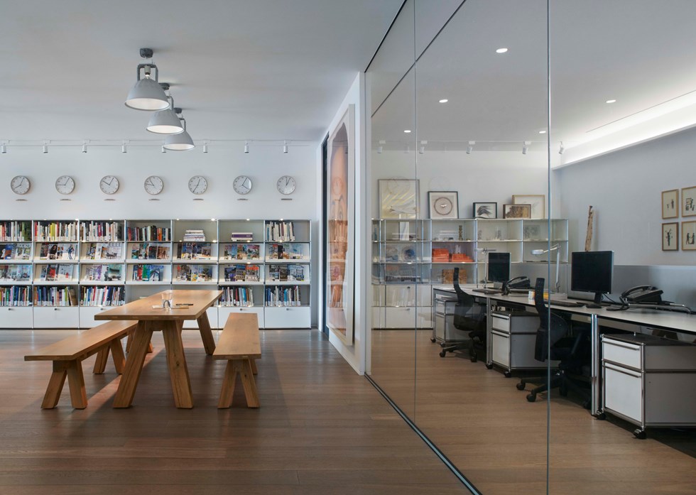 Ufficio open space con arredi modulari bianchi e scrivanie