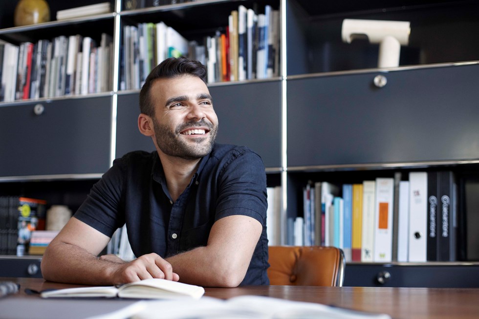 Il designer d’interni Mazen el-Abdallah con un USM Haller in grigio antracite