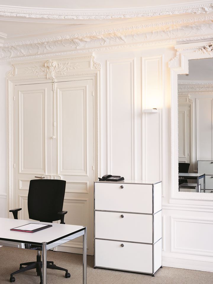 USM Haller Privatbüromöbel mit weißem Schreibtisch und Aufbewahrungsschrank