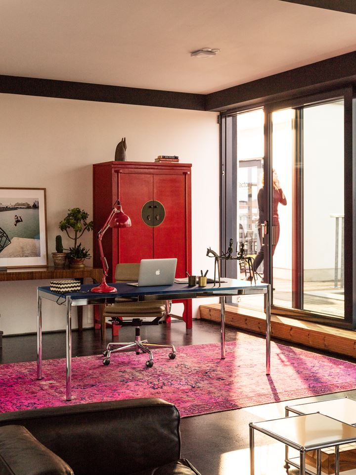 Farbreiches Privatbüro mit Chefschreibtisch und modernen Möbeln