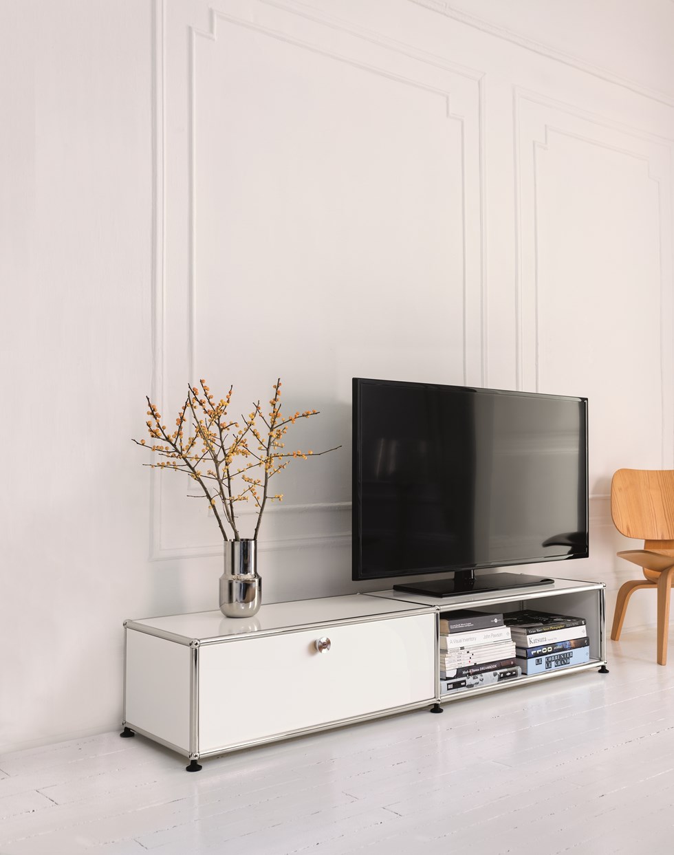 Mobile TV bianco USM e scaffale in un living dallo stile contemporaneo