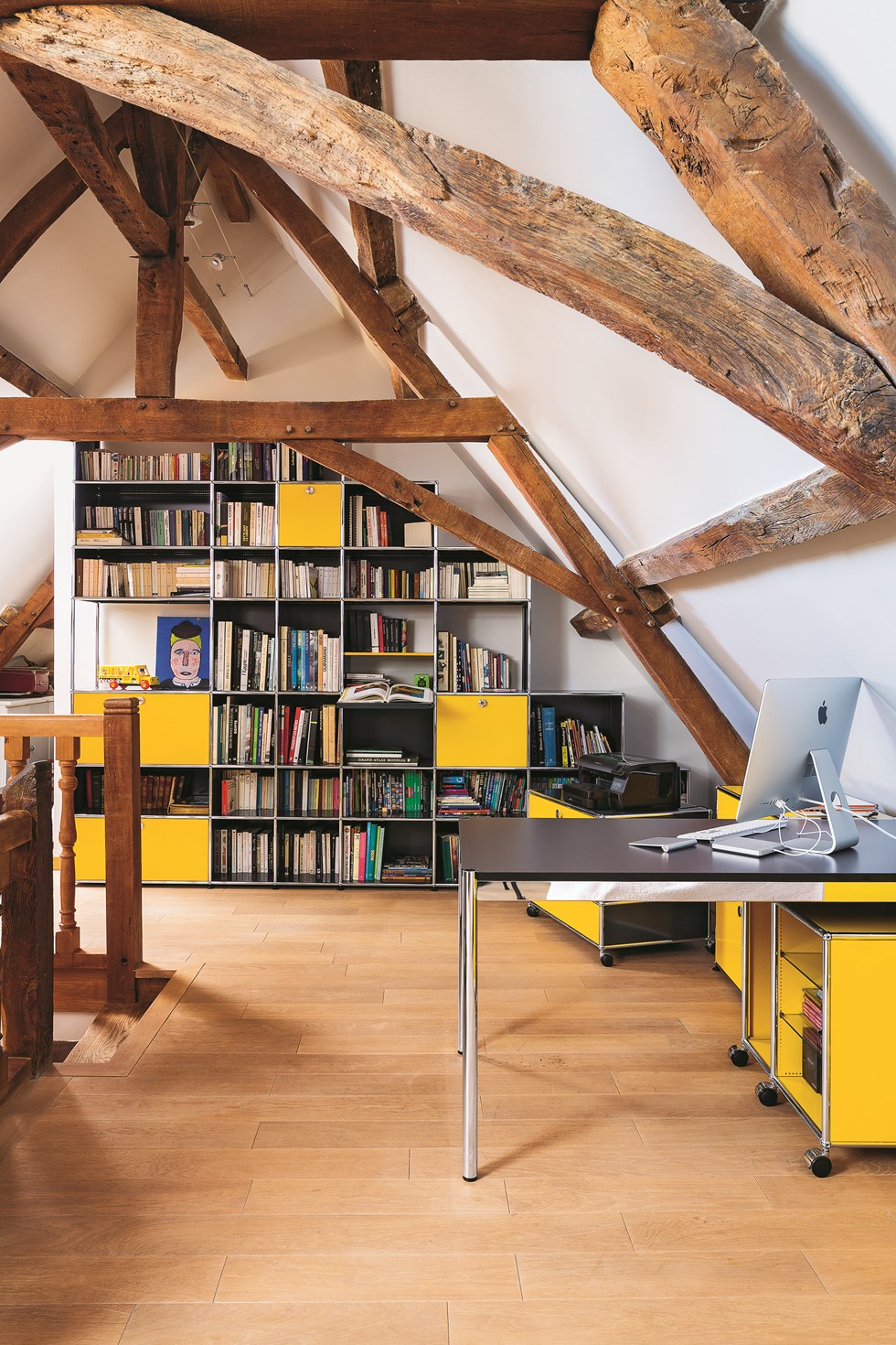 Gelbes und schwarzes modules Bücherregal mit passenden Korpussen