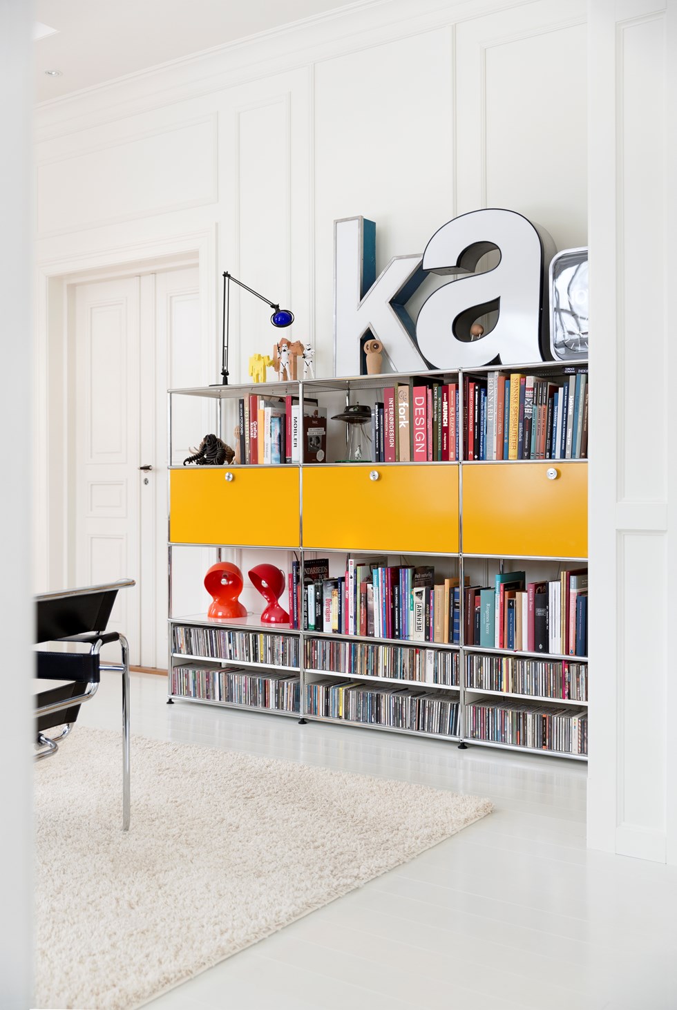 bibliothèque de salon jaune avec tiroirs fermant à clé