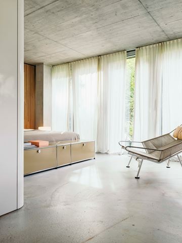 meubles sur mesure pour chambre à coucher beige dans une maison moderne blanche