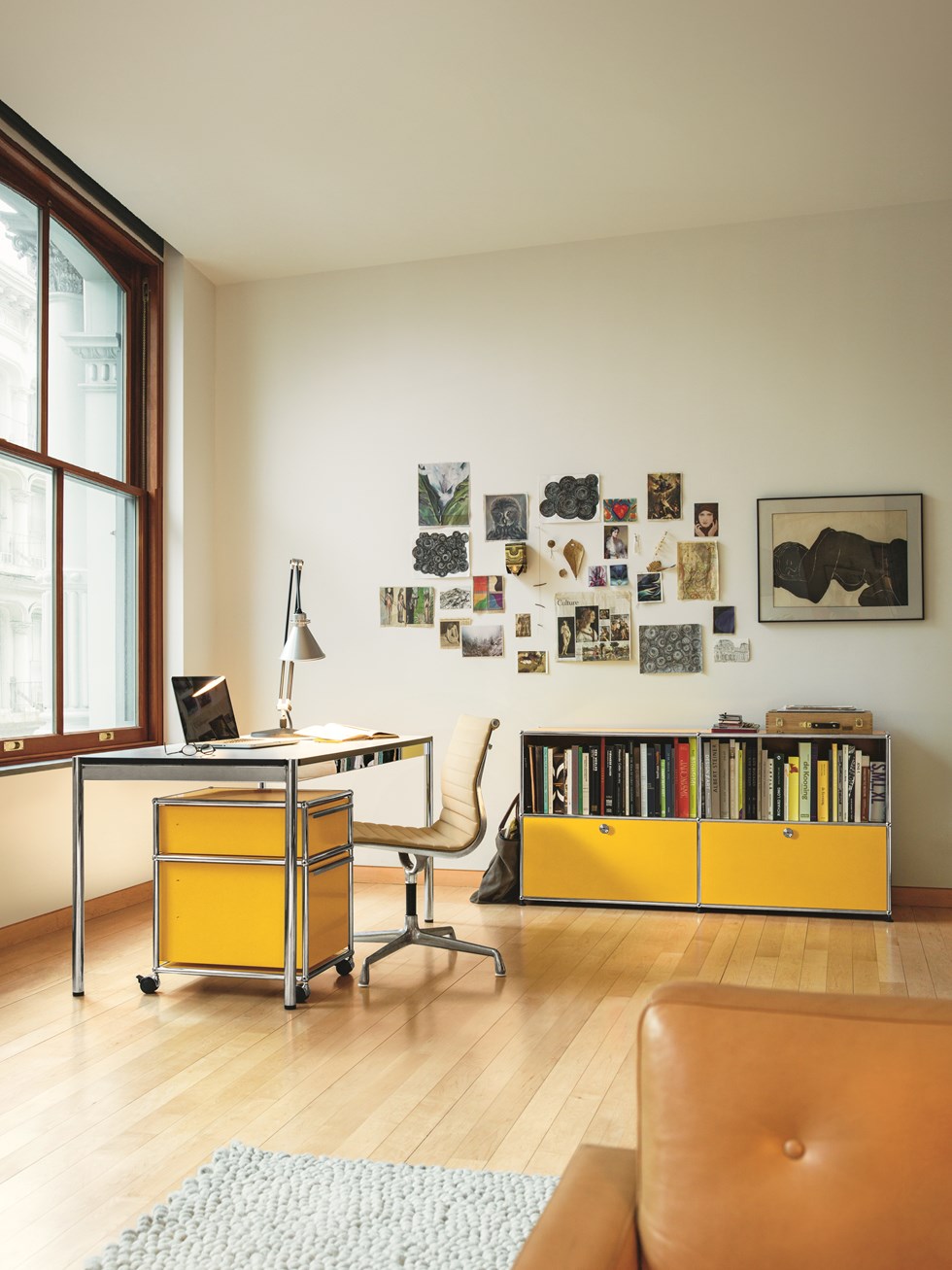 Contenitore e scaffale di colore giallo USM in un home office arredato nei toni del bianco