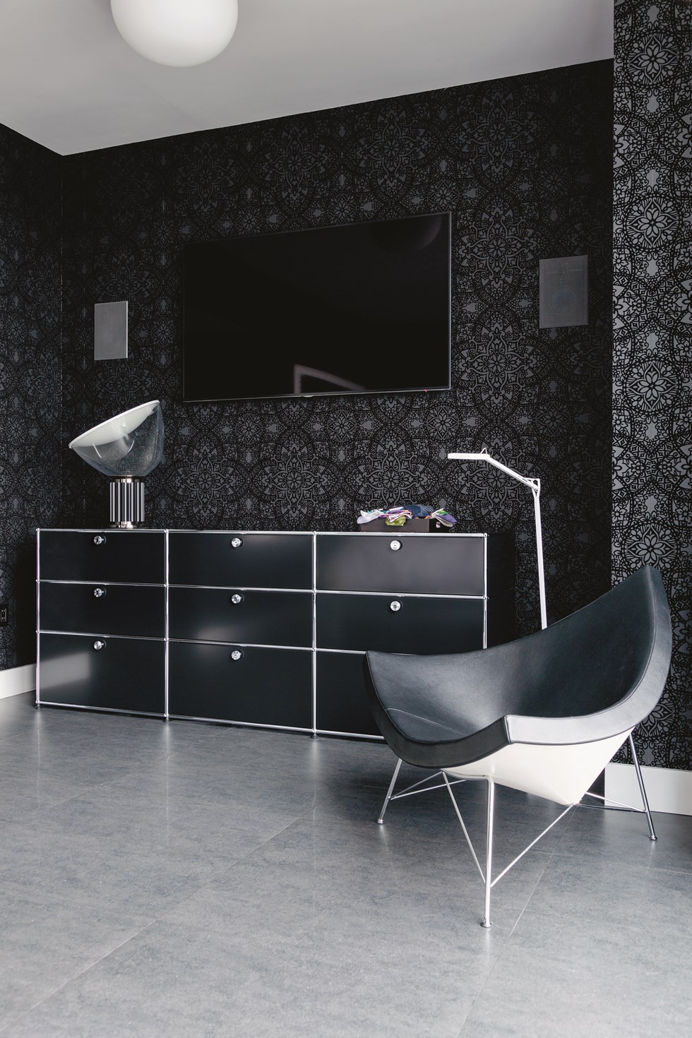 meuble de rangement USM Haller noir dans une chambre design monochrome