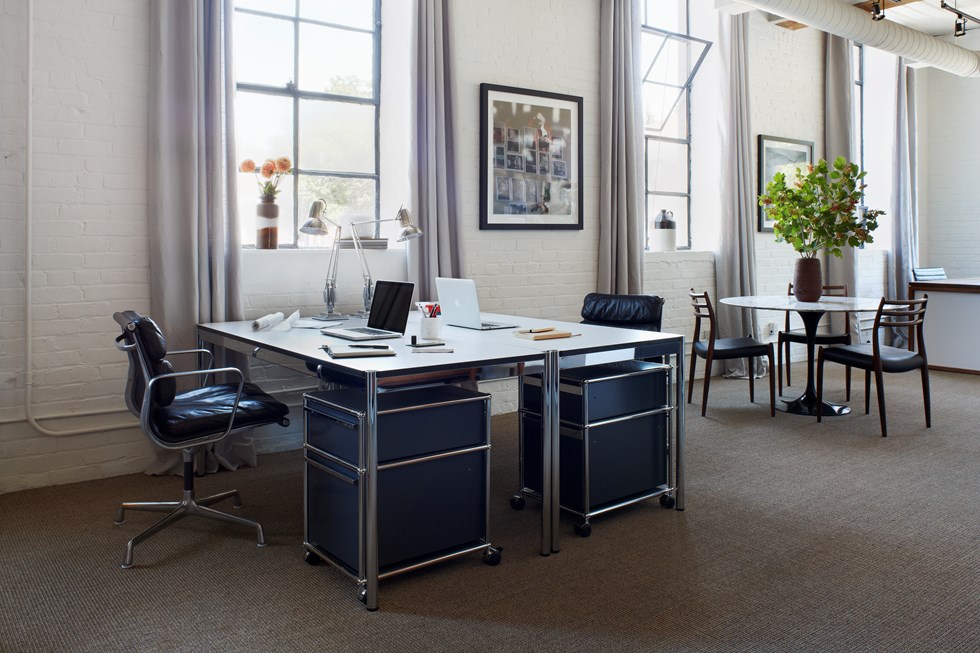 Diseño de oficina en casa con estaciones de trabajo minimalistas en gris y sillas de cuero