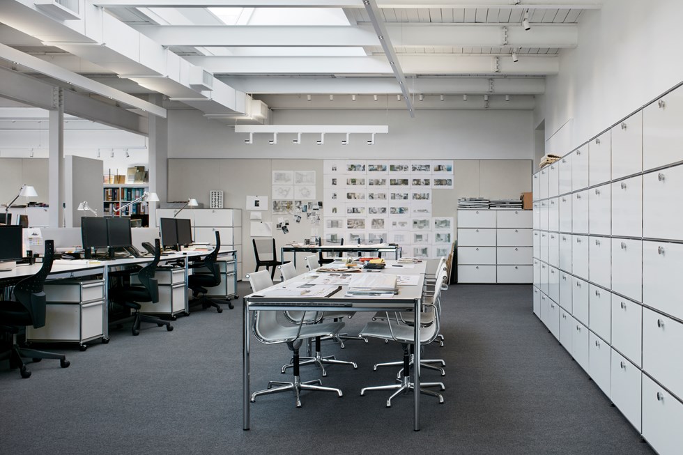 Tavoli ufficio in metallo bianco e scrivanie con contenitori e scaffali