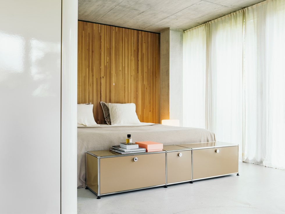 meuble de rangement USM en métal beige dans une chambre