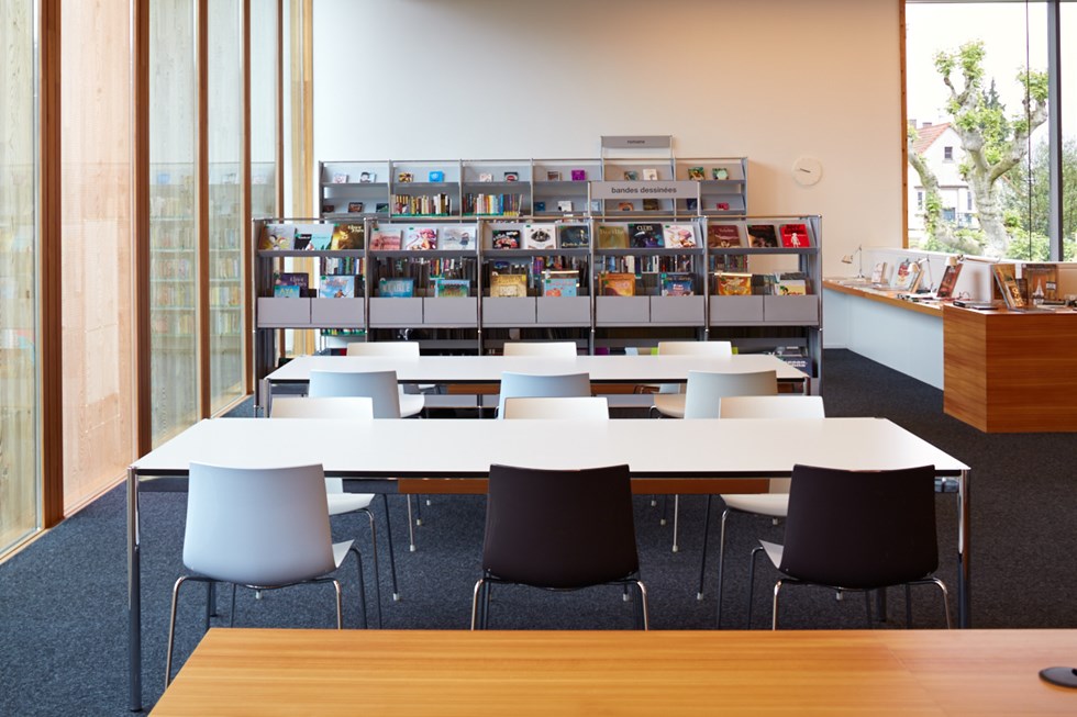 Indoor space library USM Haller tables
