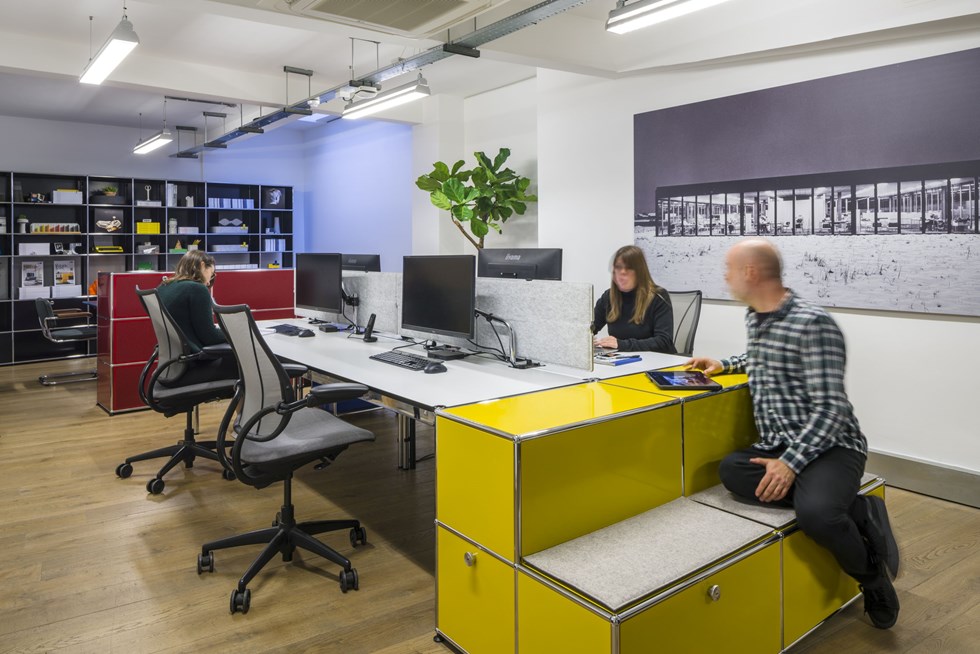 innovative office design layout with yellow USM Haller shared workstation